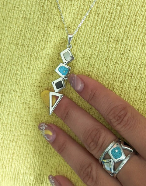 Сребърна висулка проба 925 с естествен бял седеф - бижуто е подходящо за жени