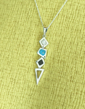 Сребърна висулка проба 925 с естествен бял седеф - бижуто е подходящо за жени