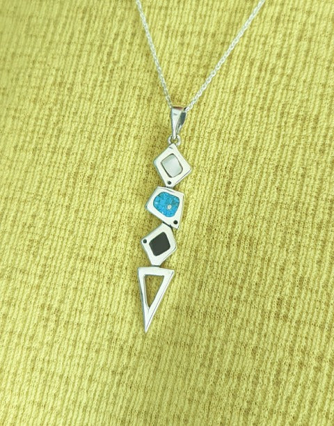 Сребърна висулка проба 925 с естествен бял седеф - бижуто е подходящо за жени